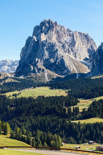 Photo view of mountain langkofel sassolungo in seiser alm south tyrol italy vertical photo