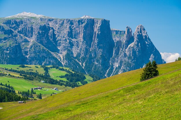 Photo view of the peak of sciliar from the plateau of seiser alm in south tyrol, italy