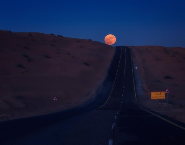 Photo view of road against clear sky at night