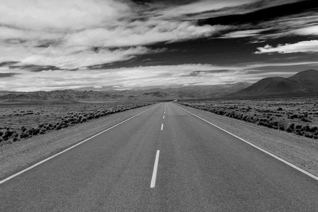 Photo view of road against cloudy sky