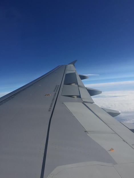 Photo view of sea against blue sky