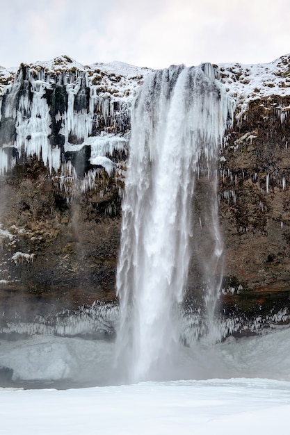 Photo view of seljalandfoss waterfall in winter