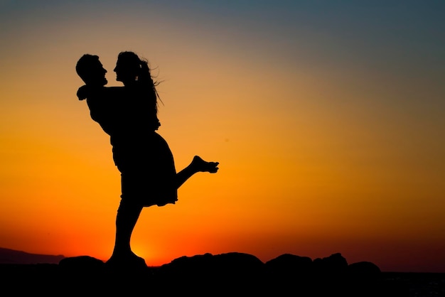 Photo view of sunset
young woman and young man happy