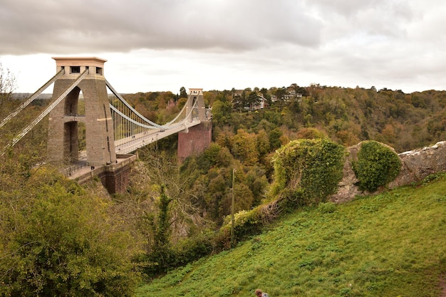 Photo view of suspension bridge against cloudy sky