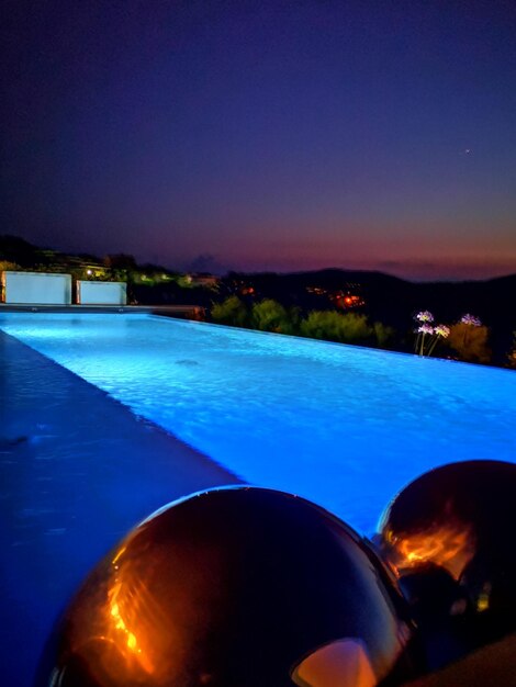 Photo view of swimming pool at night