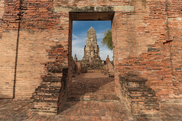 Photo view of wat ratchaburana which is the ancient buddhist temple in the ayutthaya historical park ayutthaya province thailand