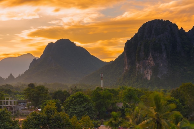 Photo viewpoint and beautiful sunset at vang vieng, laos.