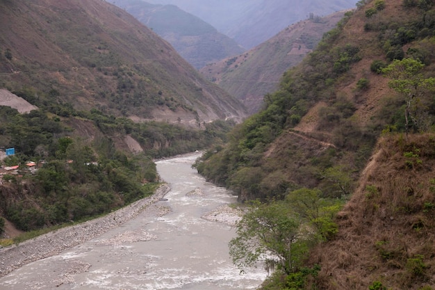 Photo vilcanota river as it passes through the town of santa rosa in the peruvian jungle near machu picchu