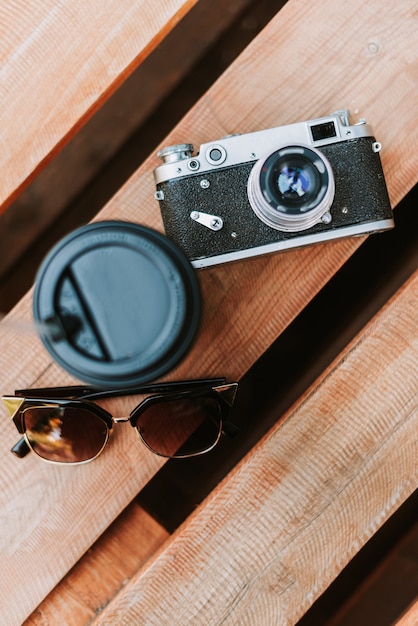 Photo vintage camera on a wooden surface close-up 1