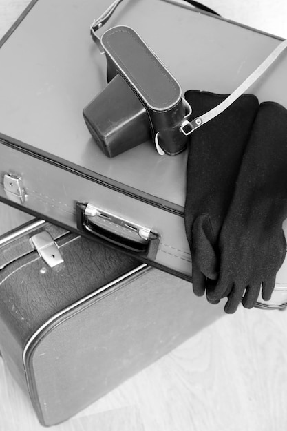 Photo vintage old travel suitcases on floor in shades of grey