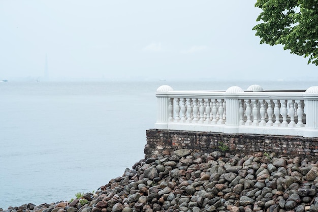 Photo vintage white balustrade on a stone wall on the sea shore