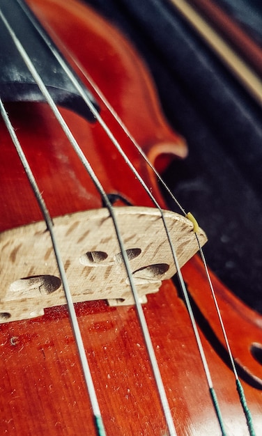 Photo a violin with the strings attached to it