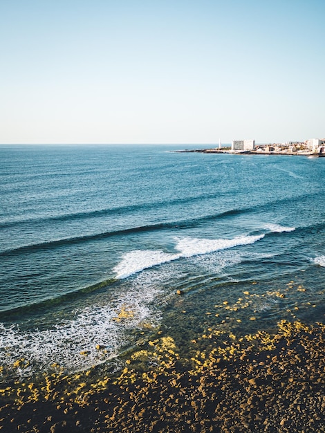 Vista elevada de la playa del Arenal en Tenerife durante una tarde despejada