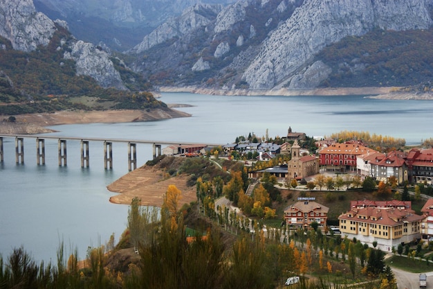 Vista panoramica del embalse de Riano con el pueblo en una orilla