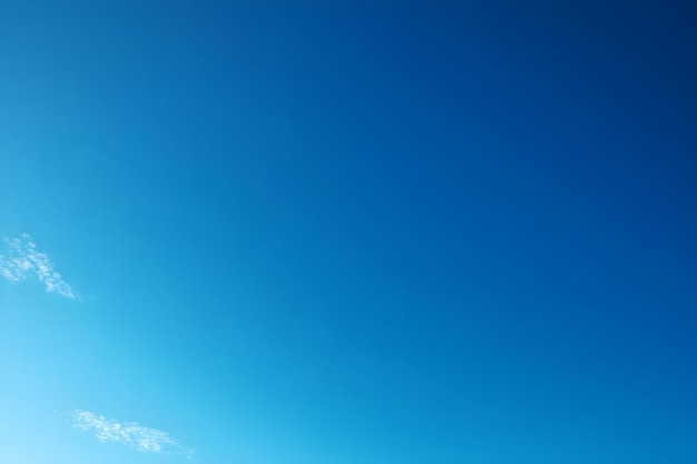 Photo vivid blue sky with wispy clouds photo