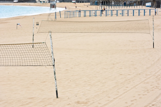 Photo volleyball net on a sand beach by the sea