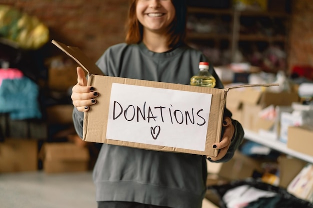 Photo volunteer teengirl preparing donation boxes for people