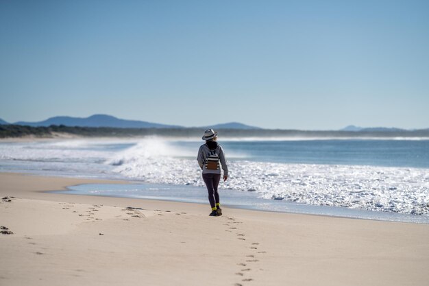 Photo walking on the beach in australia