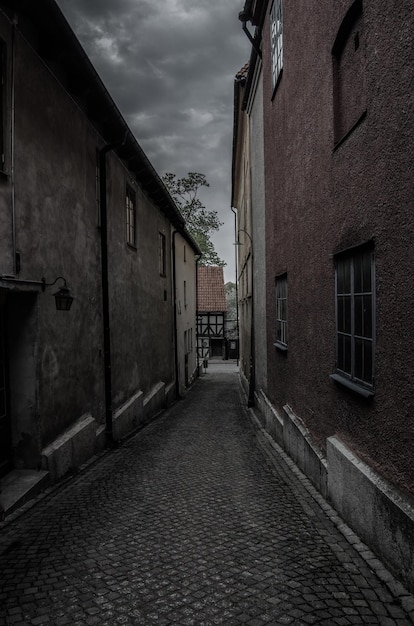 Photo walkway in town against sky