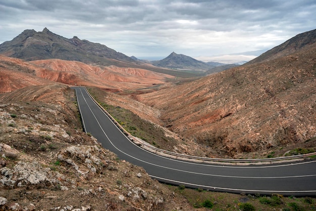 Wallpaper road crossing reddish mountains