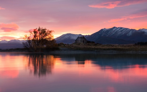 Wallpaper of the scenery of the lake under the mountains in the morning