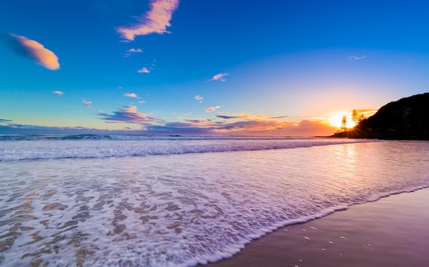 Wallpaper of the scenery of the sea beach at dusk