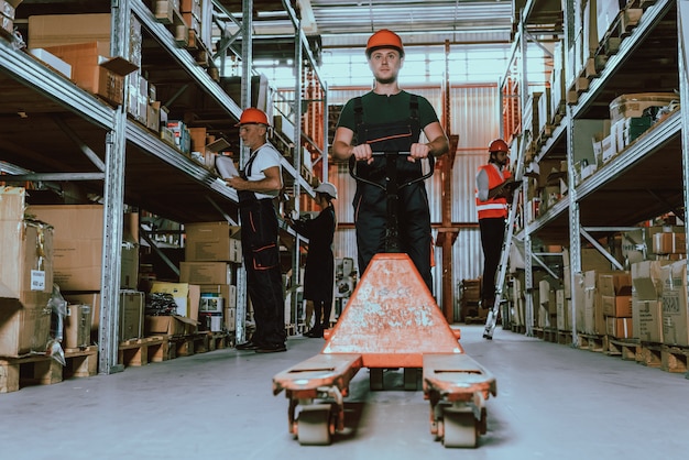 Photo warehouse man in hardhat using forklift cart