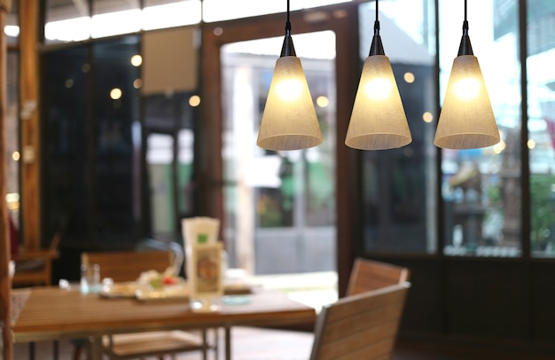 Photo warm lighting modern ceiling lamps in the cafe.