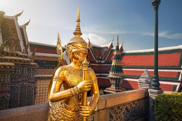 Wat Phra Kaew in Bangkok at sunset