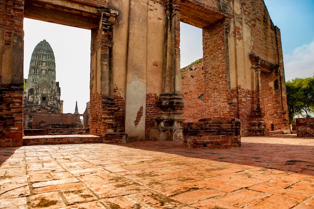 Photo wat ratchaburana temple in thailand