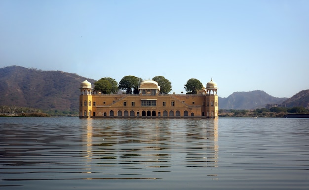 Photo water palace - jal mahal in man sagar lake. jaipur, rajasthan, india. 18th century. the palace dzhal-mahal