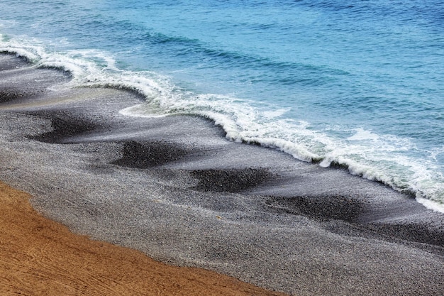 Waves on pebble