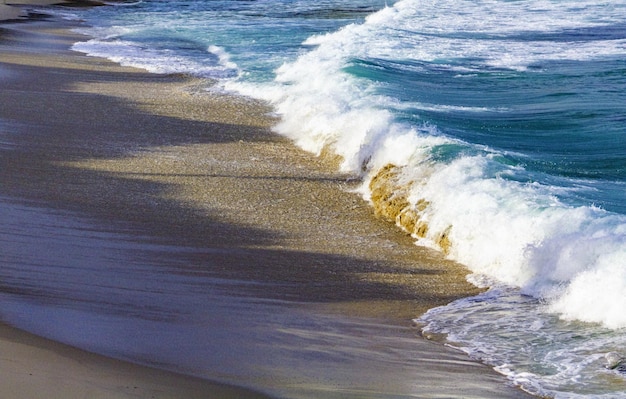 Photo waves reaching shore at beach