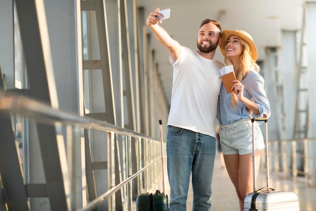 Photo we love traveling loving couple making selfie at airport