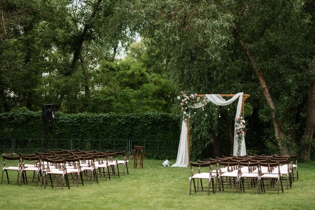 Photo wedding ceremony area with dried flowers in a meadow in a pine brown forest