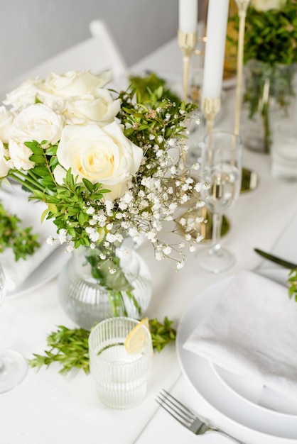 The wedding decor Wedding teble decoration with white roses