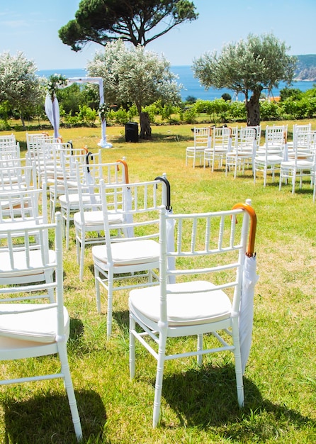 Photo wedding decoration chairs in rustic green style wedding ceremony outdoors