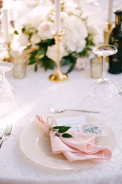 Wedding dinner table reception stone table with pink runner plates with pattern and rag pink napkins