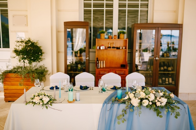 Wedding dinner table reception white rectangular table of newlyweds with four chairs whiteblue