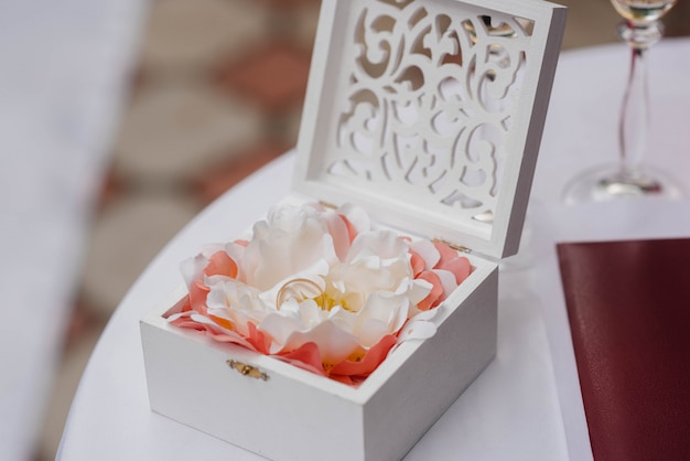 Photo wedding rings close-up in a beautiful box, during the bride's gathering. accessories.