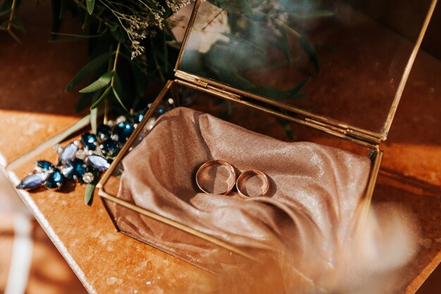 Photo wedding rings on a glass box