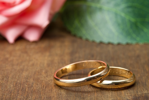 wedding rings and pink roses