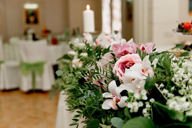 Wedding table decoration newlyweds Songs on the table of flowers The pink and white palette rose Orchid