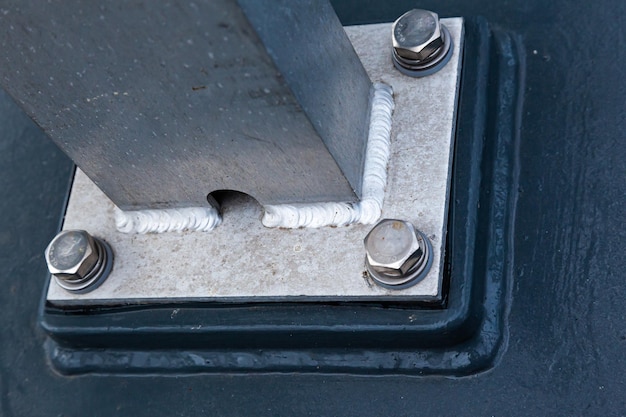 A welded aluminum post welded to the plate and bolted to the deck closeup