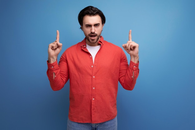 Photo wellgroomed smart year old brunette millennial man with gorgeous hair communicates an idea