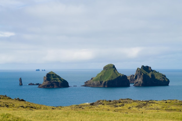 Photo westman islands beach day view iceland landscapesmaeyjar islands