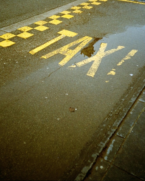 Photo a wet street with a yellow line that says  push  on it