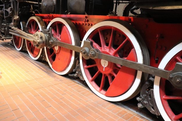 Photo wheels of an ancient steam locomotive train closeup railway rails