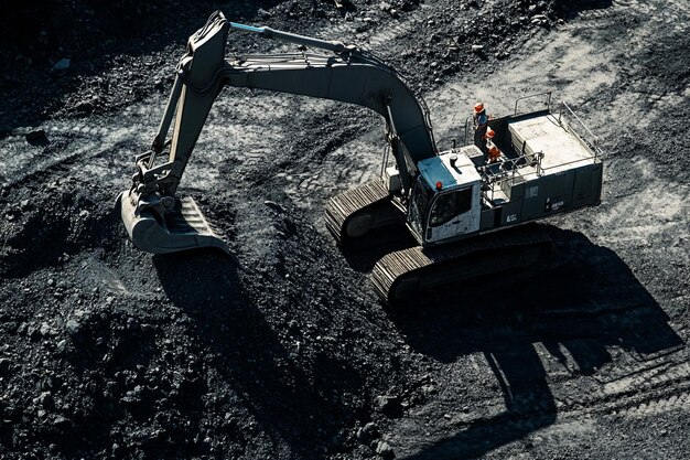 Photo a white and black vehicle with the word excavator on the side