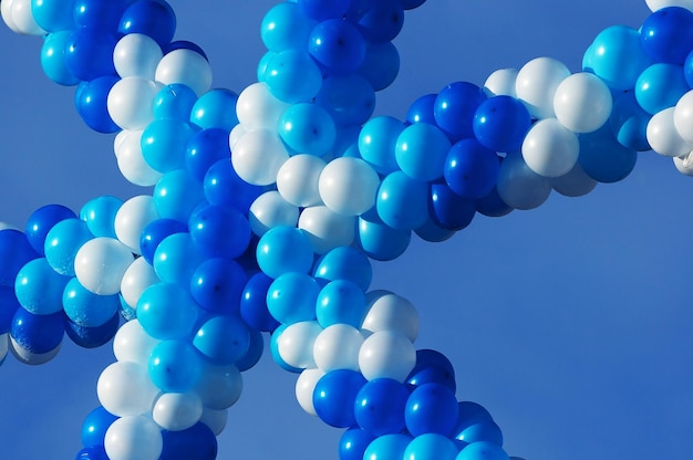 Photo white and blue balloons